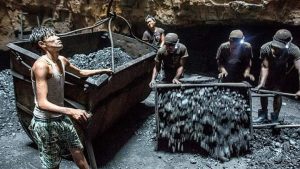 Photo courtesy Loconav, Pragatiwadi. Miners in rat-hole mines. 