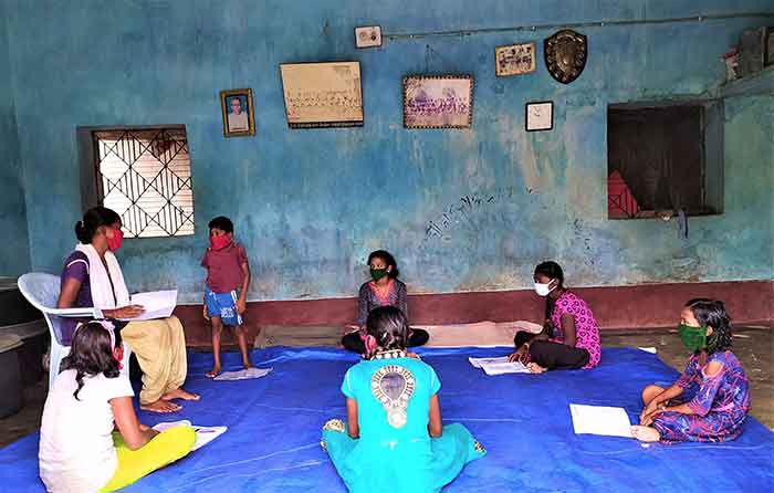 Dileshwari teaching kids in her village